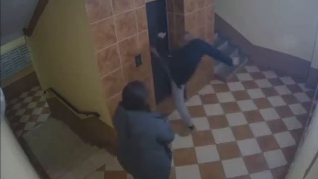 Калининградский неадекват решил подраться с лифтом смотреть онлайн