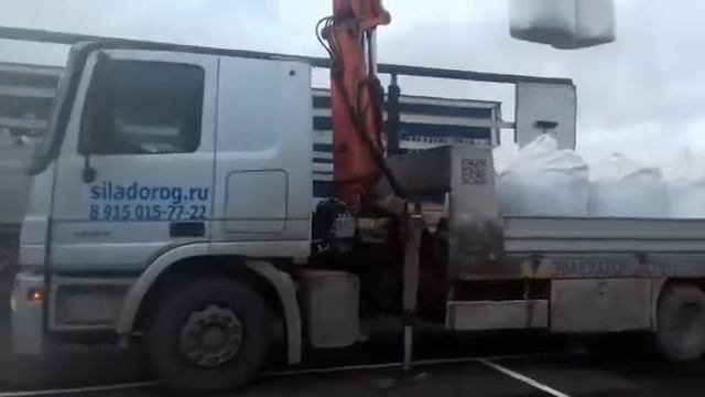 Перевозим грузы в мешках на грузовом эвакуаторе манипуляторе Мерседес Акрос смотреть онлайн