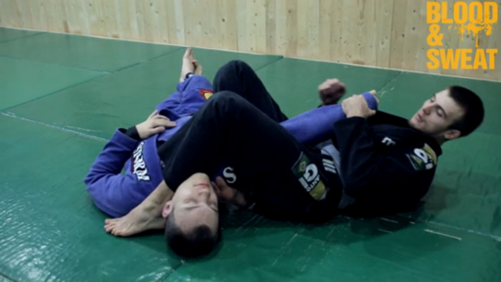 Школа БДД. Урок 37. Комбинация удушающий, рычаг локтя с колена на животе смотреть онлайн