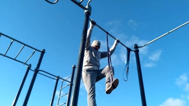 Попытка выхода на 2 руки с мягкой резинкой(ч.2), основная база этого упражнения смотреть онлайн