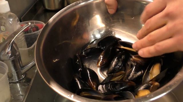 Как чистить Мидии/How to clean mussels #seafood #mussels смотреть онлайн