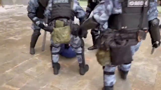 Отпинали лежачего! Прямо в центре Москвы ОМОН избивает протестующего ногами смотреть онлайн
