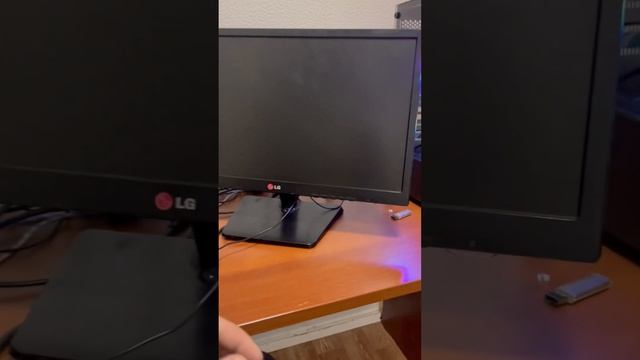 Монитор постоянно отключается и моргает ! Что это ? смотреть онлайн
