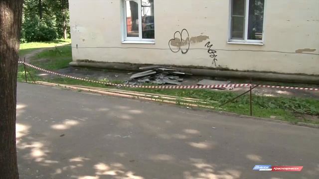 Рабочие с крыши дома сбросили на девочку кусок шифера смотреть онлайн