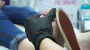 Процедура педикюра с использованием «Жидкого лезвия пенного экспресс-размягчителя». Сухой педикюр