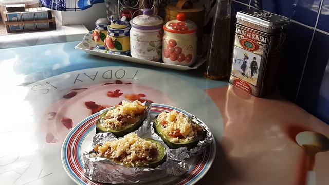 Авокадо запеченное с беконом и яйцом смотреть онлайн