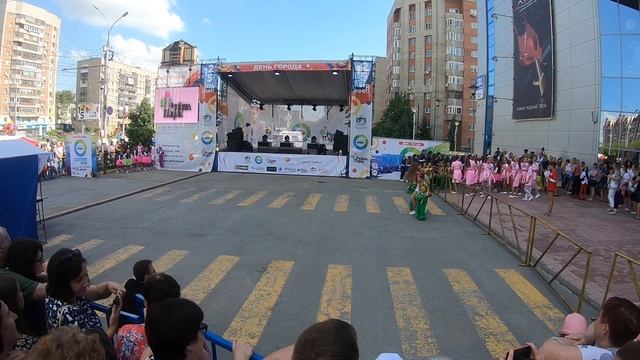 Выступление Маши на "День города". Около ТЦ Аура. смотреть онлайн