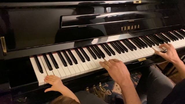 This baby LOVES boogie piano! She dances and then nails the ending! смотреть онлайн