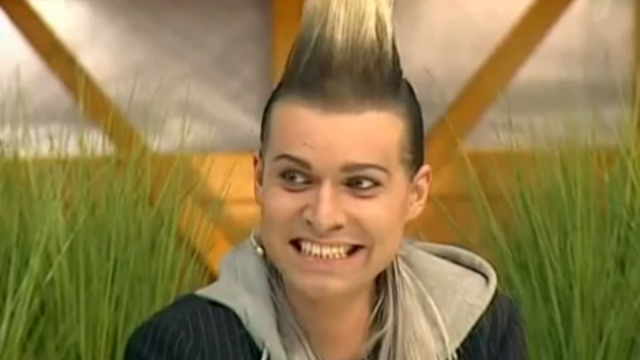 Гогена превратили в уборщицу смотреть онлайн