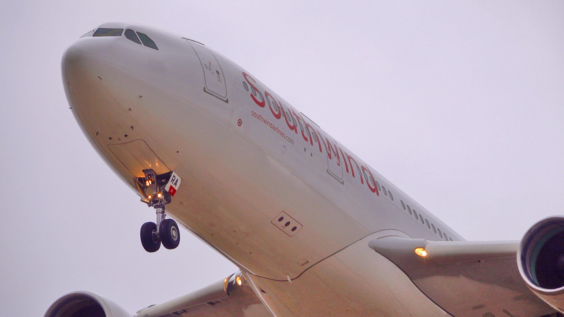 Одинокий «Южный ветер» и «Северный ветер» в ассортименте. Аэропорт Шереметьево. Октябрь, 2022 смотреть онлайн