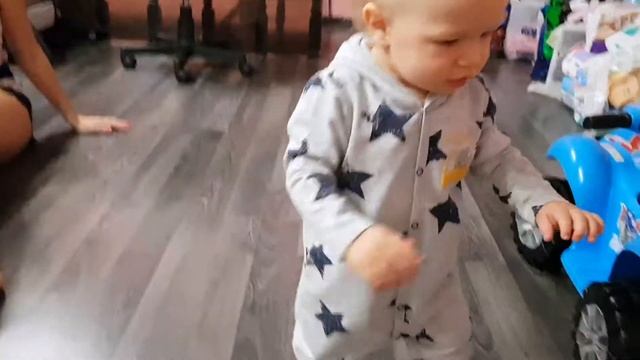 Малыш как полицейский поймал воришку укравшего колесо с синего трактора/ funny video with animals смотреть онлайн