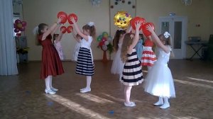 Танец с шарами на 8 марта «Мама»