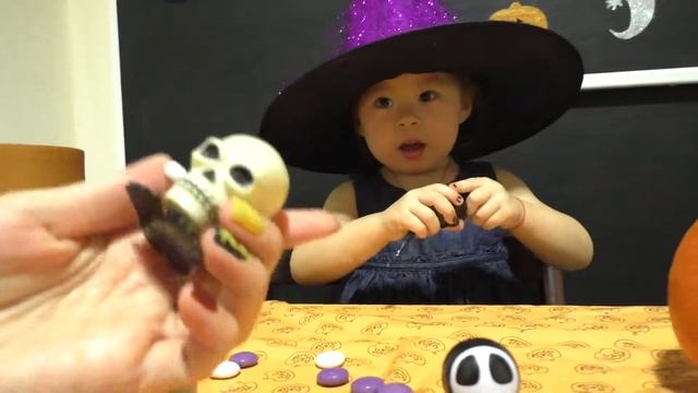 Заводные страшные игрушки HALLOWEEN и мерзкие лизуны и черви смотреть онлайн