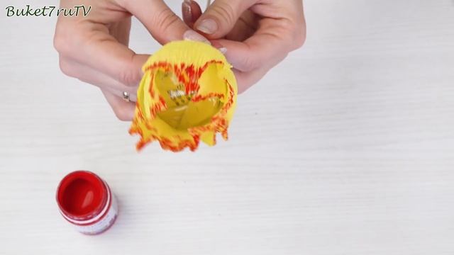 Желтые тюльпаны из гофрированной бумаги и конфет. Поделки на 8 марта. смотреть онлайн