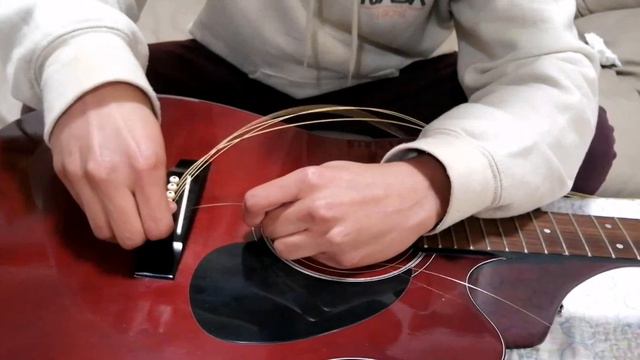 How to change acoustic guitar strings without any tools EASY смотреть онлайн