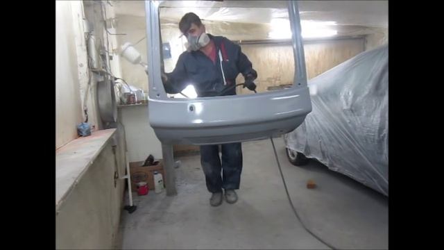 Кузовной ремонт Приоры - грунтование новой крышки багажника смотреть онлайн