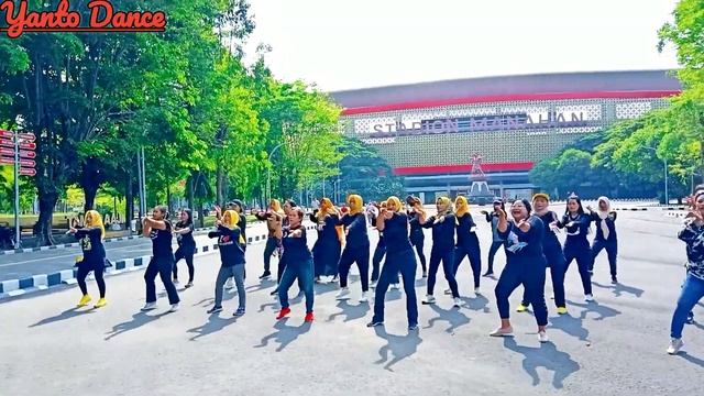 ONE MACARENA LINE DANCE CHOREO #WENARIKA_JOSEPHINE (INA) DEMO #YANTO_DANCE (INA) & #RAKA смотреть онлайн