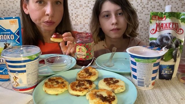 МУКБАНГ ЗАВТРАК/СЫРНИКИ/?Как мы путешествовали на машине/MUKBANG CHEESECAKES смотреть онлайн