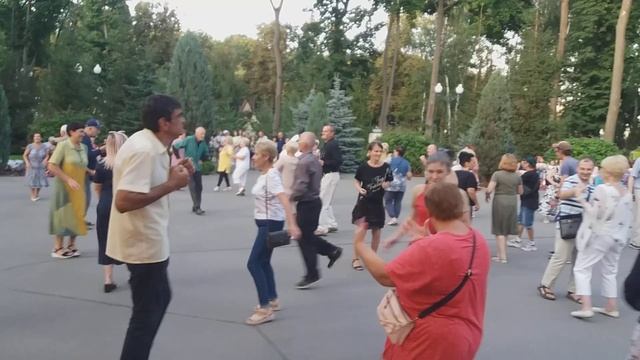 Харьков, танцы в парке;"У коровы есть бычок!" смотреть онлайн