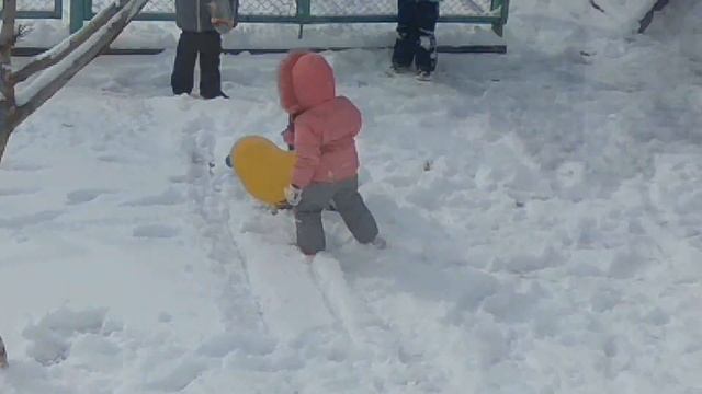 Зашагали наши ноги По заснеженной дороге смотреть онлайн