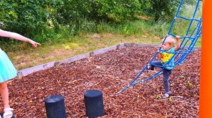 Эльвира и братик НА ПЛОЩАДКЕ Играют в Игры для малышей Пол это лава the floor is lava