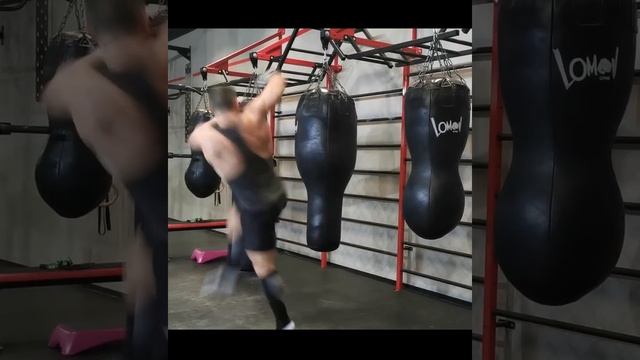 Удар ногой в прыжке с разворотом. Ван Дамм vs Шреддер смотреть онлайн