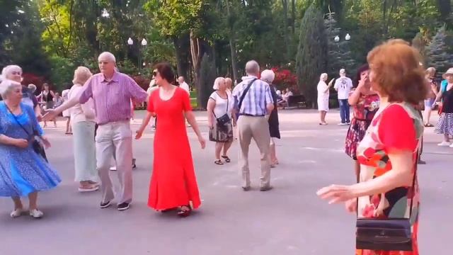 НРАВИТСЯ МНЕ! СЧАСТЛИВЫЕ МОМЕНТЫ ИЗ ПАРКА ГОРЬКОГО ХАРЬКОВ ТАНЦЫ смотреть онлайн