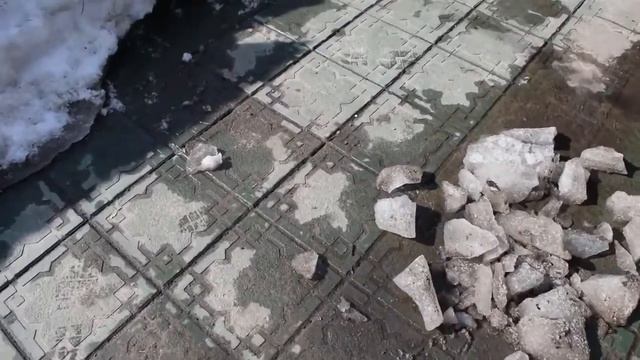 Чистим плитку от льда и снега - Действие соли смотреть онлайн