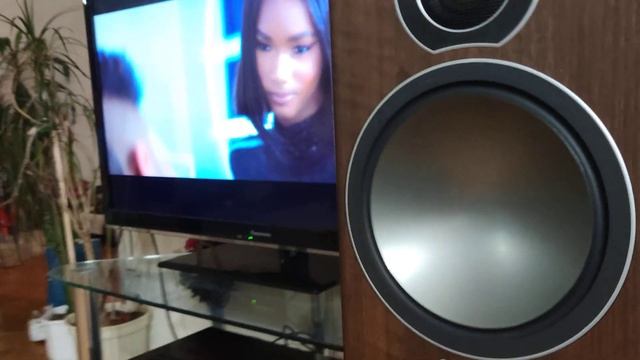 Chris Brown + Monitor Audio Bronz 2 смотреть онлайн