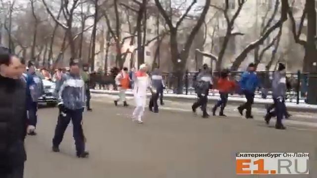 Игорь Холманских пробежал с факелом смотреть онлайн