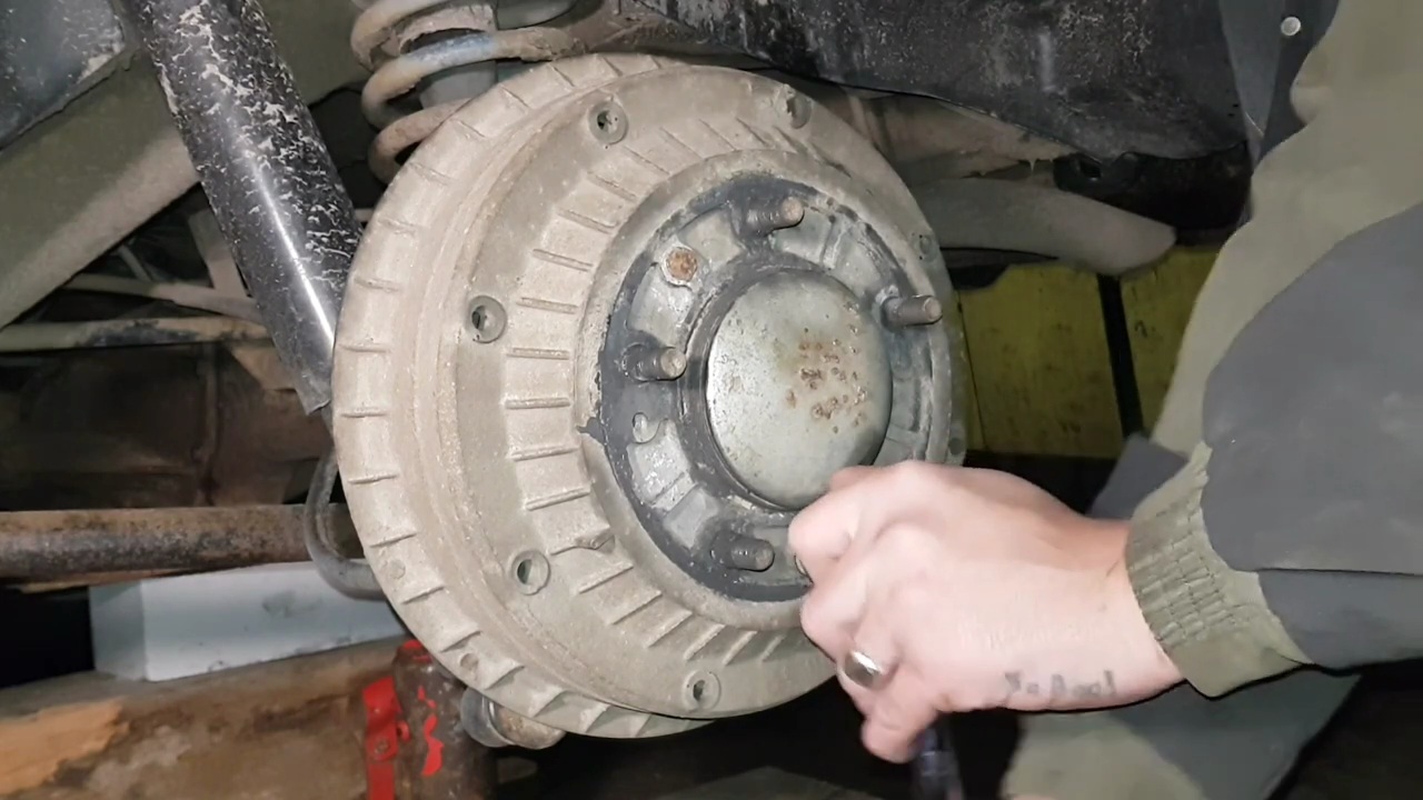 ШЕВРОЛЕ НИВА КАК ПОМЕНЯТЬ ЗАДНИЕ КОЛОДКИ ЦИЛИНДРЫ БАРАБАНЫ ? смотреть онлайн