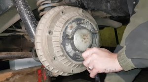 ШЕВРОЛЕ НИВА КАК ПОМЕНЯТЬ ЗАДНИЕ КОЛОДКИ ЦИЛИНДРЫ БАРАБАНЫ ?