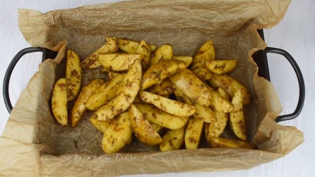 ЗАПЕЧЁННЫЙ КАРТОФЕЛЬ. ЛОМТИКИ КАРТОФЕЛЯ В ПРЯНЫХ СПЕЦИЯХ. СВЕЖИЙ СОУС ИЗ ПОМИДОРОВ. СОУС-САЛЬСА. смотреть онлайн