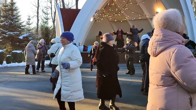 СНОВА ВЕЧЕР СИНИЙ, СИНИЙ! СЧАСТЛИВЫЕ МОМЕНТЫ ИЗ ПАРКА ГОРЬКОГО ХАРЬКОВ ТАНЦЫ смотреть онлайн