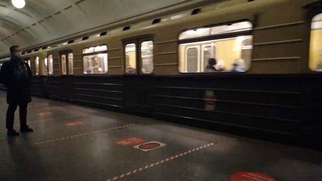Ретропоезд "Сокольники" на станции Красные Ворота смотреть онлайн