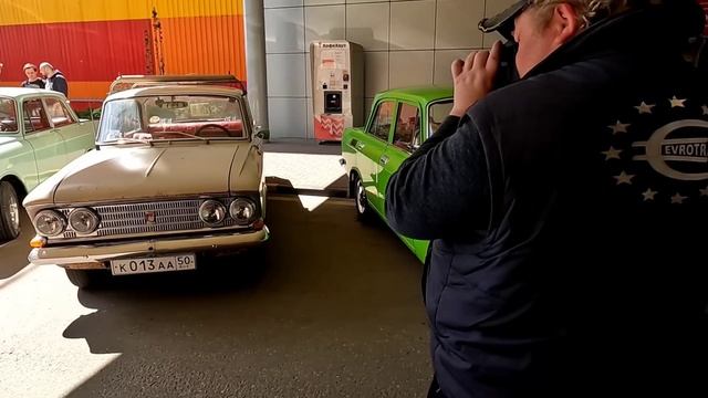 Более 200 Москвичей! День Москвича (ДИМ-2022) посвященный 75ой годовщине начала выпуска Москвичей. смотреть онлайн