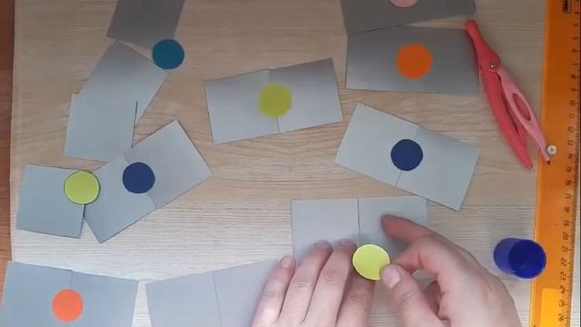 Развивающая игра из цветной бумаги и картона для детей раннего возраста
