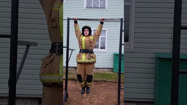 Подтягивание в боевой одежде пожарного (БОП) 19 повторений. смотреть онлайн