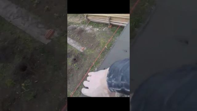 Процесс кладки облицовочного кирпича.