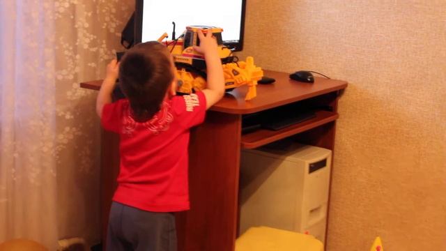 Марк-Малик новая игрушка. Большой бульдозер. смотреть онлайн