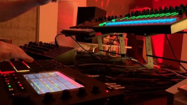 DAWless MPC Live Minimal Acid Electro Techno Jam with Neutron, Mam MB33, TR 08