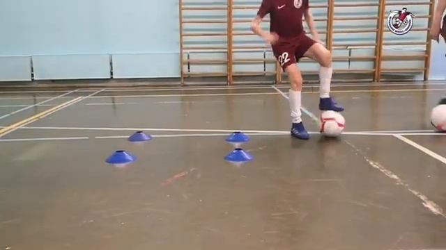 Упражнения на технику. Чувство мяча дети 11-12 лет смотреть онлайн
