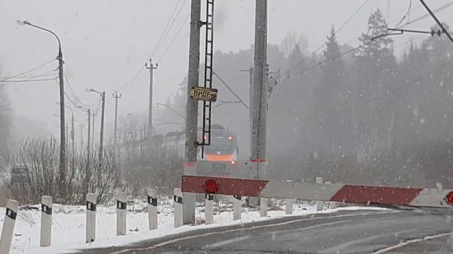 Электропоезд ЭП2Д-0138 "Хлюпинский переезд" платформа Хлюпино до Белорусского вокзала. 02.04.2022. смотреть онлайн