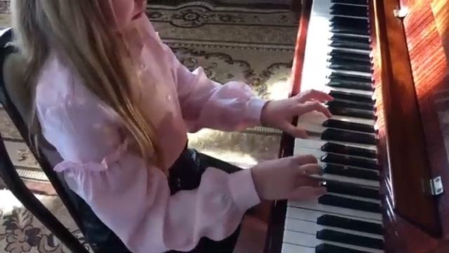 Играем дома. Самостоятельная пьеса. Дольникова Соня Латышская народная песенка "Барабанщик" смотреть онлайн