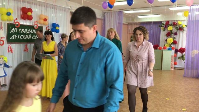 Золотая рыбка д/с г. Котлас, выпускной утренник в гр. "Пчёлки", Часть 3. смотреть онлайн