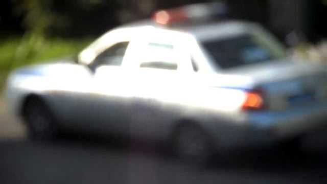 ГАИшник тормозит рукой и проваливается смотреть онлайн