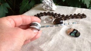 Гелиотис, дымчатый кварц, малахит,жемчуг, перламутр.