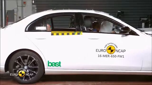 Mercedes Benz E Classe 2016 (W213) Crash Test - Active Security System смотреть онлайн