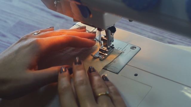 Как шить ДВОЙНОЙ ИГЛОЙ: ДЕКОРАТИВНЫЕ СТРОЧКИ || Хочу Шить смотреть онлайн