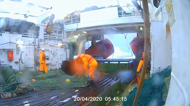 Работа в море. Подъём и спуск трала. Донный лов рыбы. Работа в штормовую погоду. Апрель 2020 смотреть онлайн
